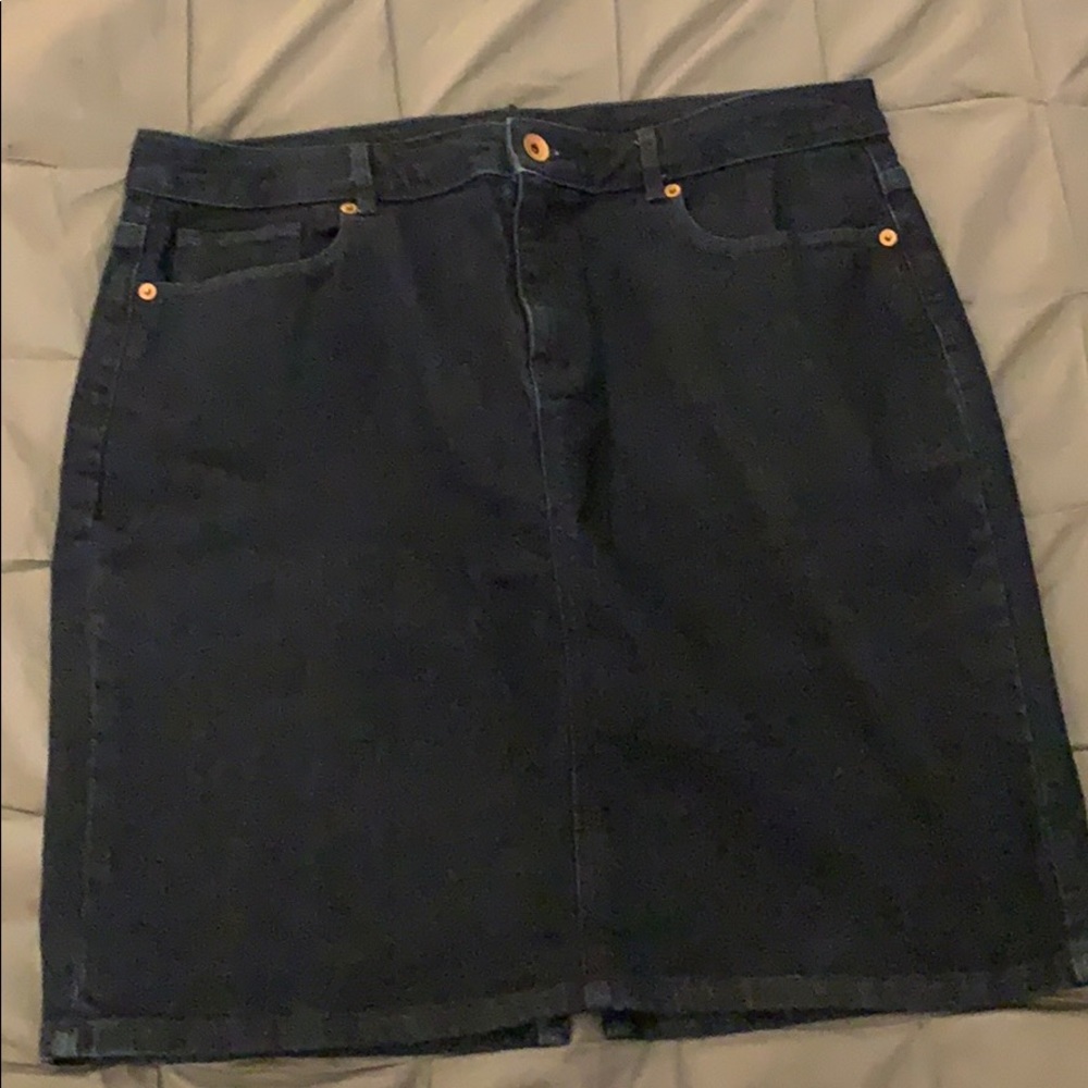 ❤️Lands End dark blue Jean skirt with stretch.